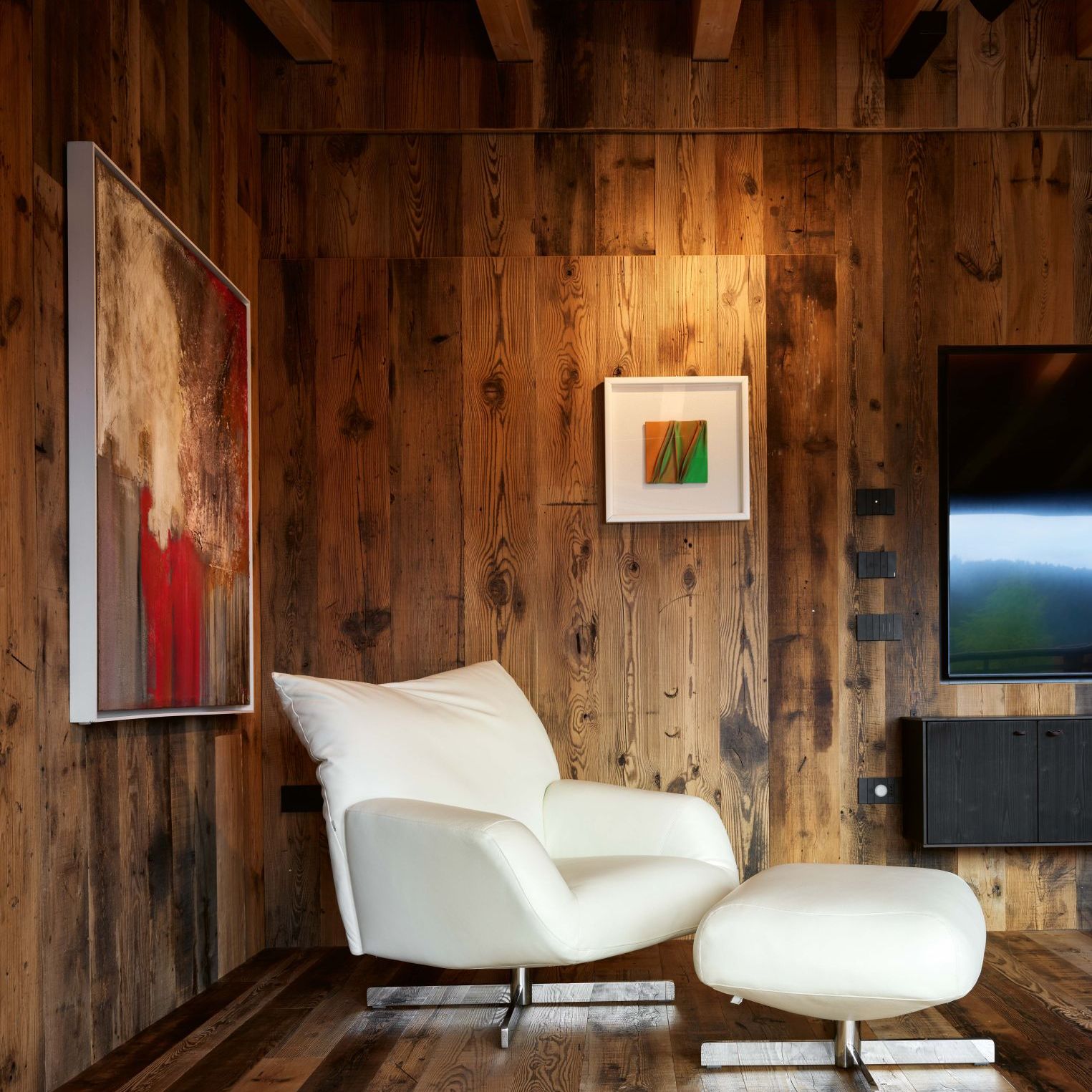   Chiara  in white leather with matching ottoman creates a cozy reading and relaxation corner. 