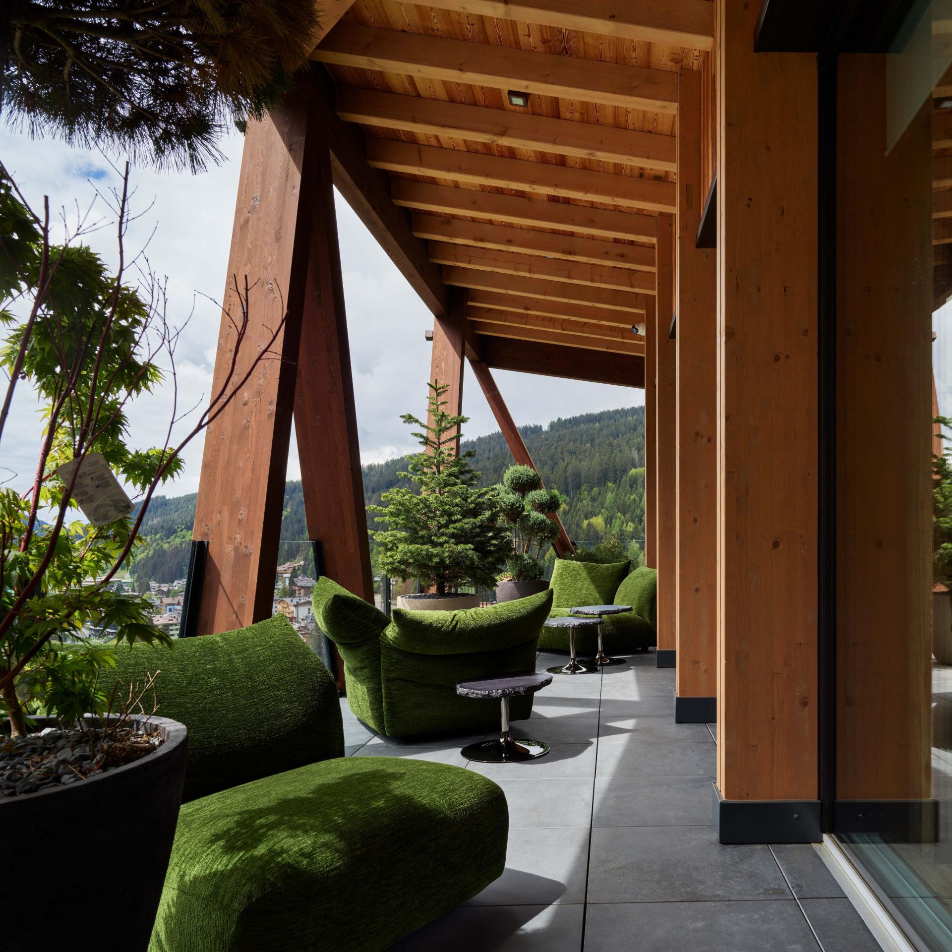   Standard Outdoor  upholstered in Every Place in the moss colour furnishes the loggia together with  Cicladi . 