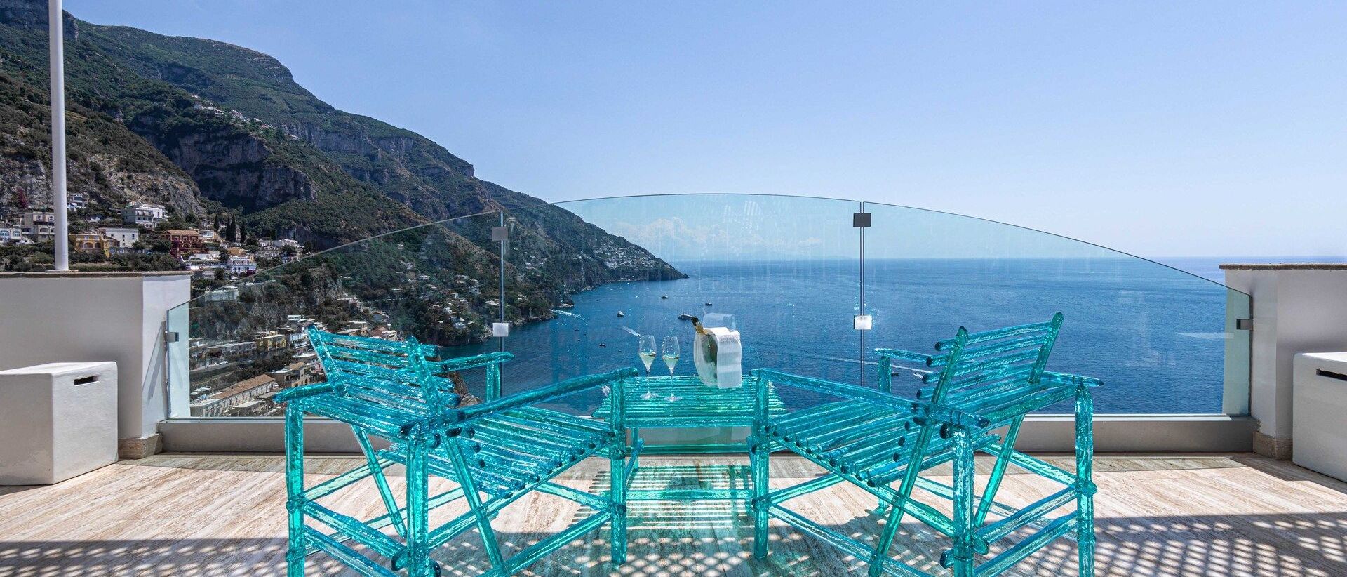   A'mare . La collezione di Jacopo Foggini sulle terrazza dell&rsquo;Hotel Villafranca a Positano. 