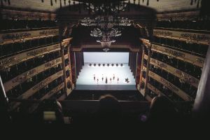  Teatro alla Scala. Une image du ballet &laquo; Largo: giardino con la luna piena &raquo;, con&ccedil;u par Matteo Levaggi avec une installation sc&eacute;nique de l&rsquo;artiste Samantha Stella. 