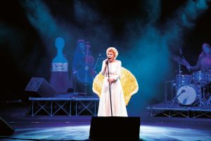  Ornella Vanoni insieme alla poltrona Margherita sul palco dei concerti &ldquo;Le donne e la musica&rdquo;, importante tour italiano tra il 2022 e 2023. 