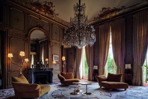  Standway, Ines et Cicladi. Le pr&eacute;cieux Salon des All&eacute;gories est meubl&eacute; par les trois canap&eacute;s rev&ecirc;tus de Minerals Collection Pure Gold en versions chaise longue avec pieds Pepita, tables en alb&acirc;tre et lampe dor&eacute;e. 