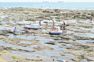  Pack. Das Sofa, von Massimo Vitali auf den Felsen der Marineakademie von Livorno fotografiert. 