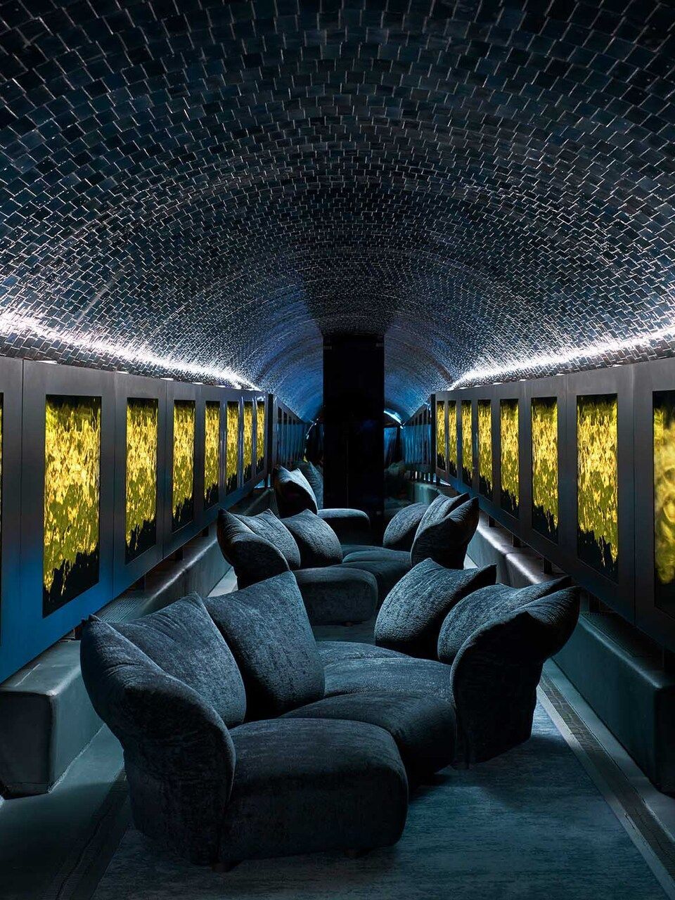   Standard . Harmony of movement between the sofa by Francesco Binfar&eacute; thanks to the Smart Cushion that tilts the armrests and backrests and the work of Plessi, which flows through the gallery like a river 