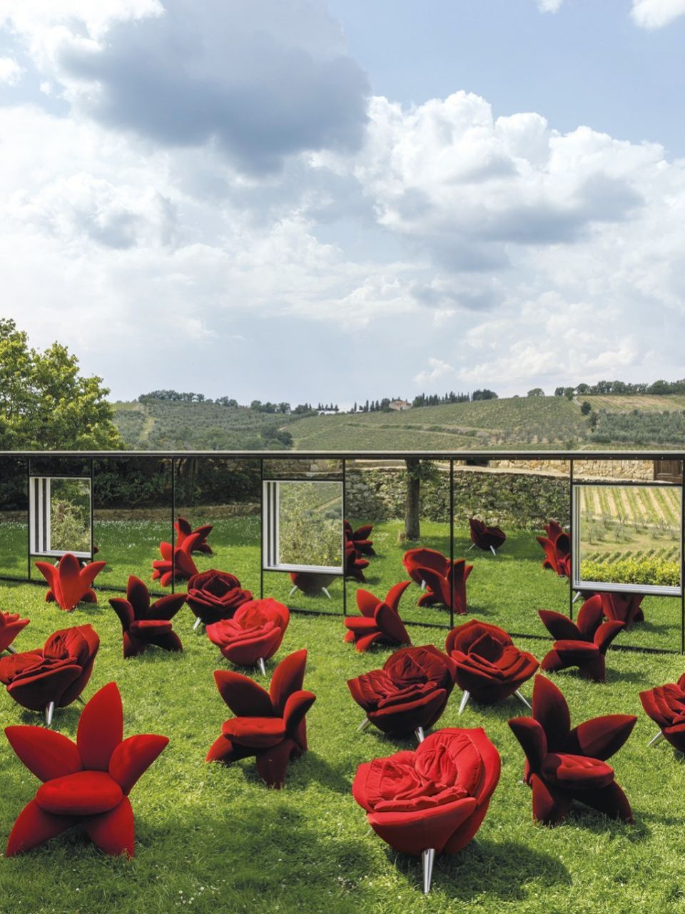   Rose Chair  e&nbsp; Getsuen  It blooms in the garden of the work "On the vineyards: points of view" by Daniel Buren: a hall of open -air holidays from which to admire the landscape. 