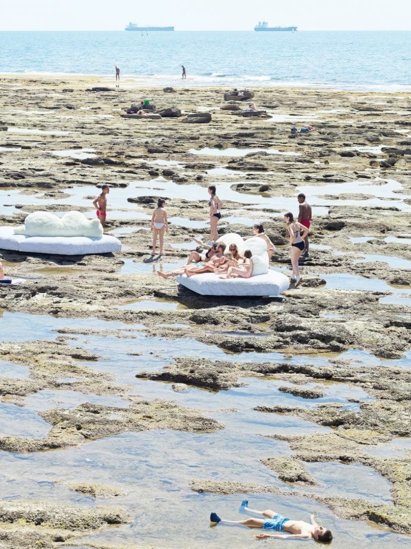  Pack. Le canap&eacute; photographi&eacute; par Massimo Vitali sur les rochers de l&rsquo;Acad&eacute;mie navale de Livourne. 