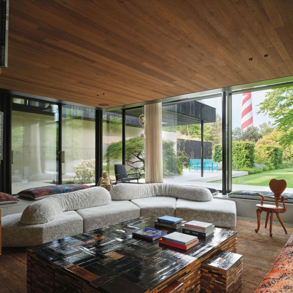   On the Rocks.  Il divano apre, nel soggiorno della villa, una visuale a 360 gradi sul paesaggio. Insieme le opere di Maarten Baas, Piet Hein Eek e Anton Gaud&igrave;. 