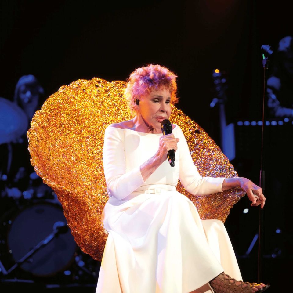  Ornella Vanoni insieme alla poltrona Margherita sul palco dei concerti &ldquo;Le donne e la musica&rdquo;, importante tour italiano tra il 2022 e 2023. 