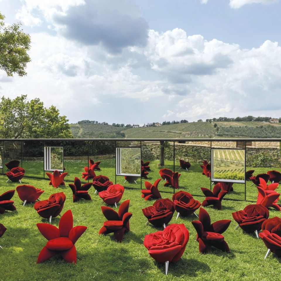   Rose Chair  e&nbsp; Getsuen  fiorisce nel giardino dell&rsquo;opera &ldquo;Sulle vigne: punti di vista&rdquo; di Daniel Buren: un salone delle feste a cielo aperto da cui ammirare il paesaggio. 