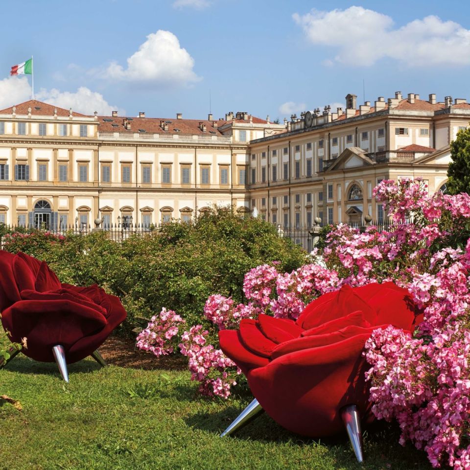   Rose Chair.  Le poltrone fioriscono tra le quattromila variet&agrave; di rose nell&rsquo;Avancorte di fronte all&rsquo;Orangerie. 