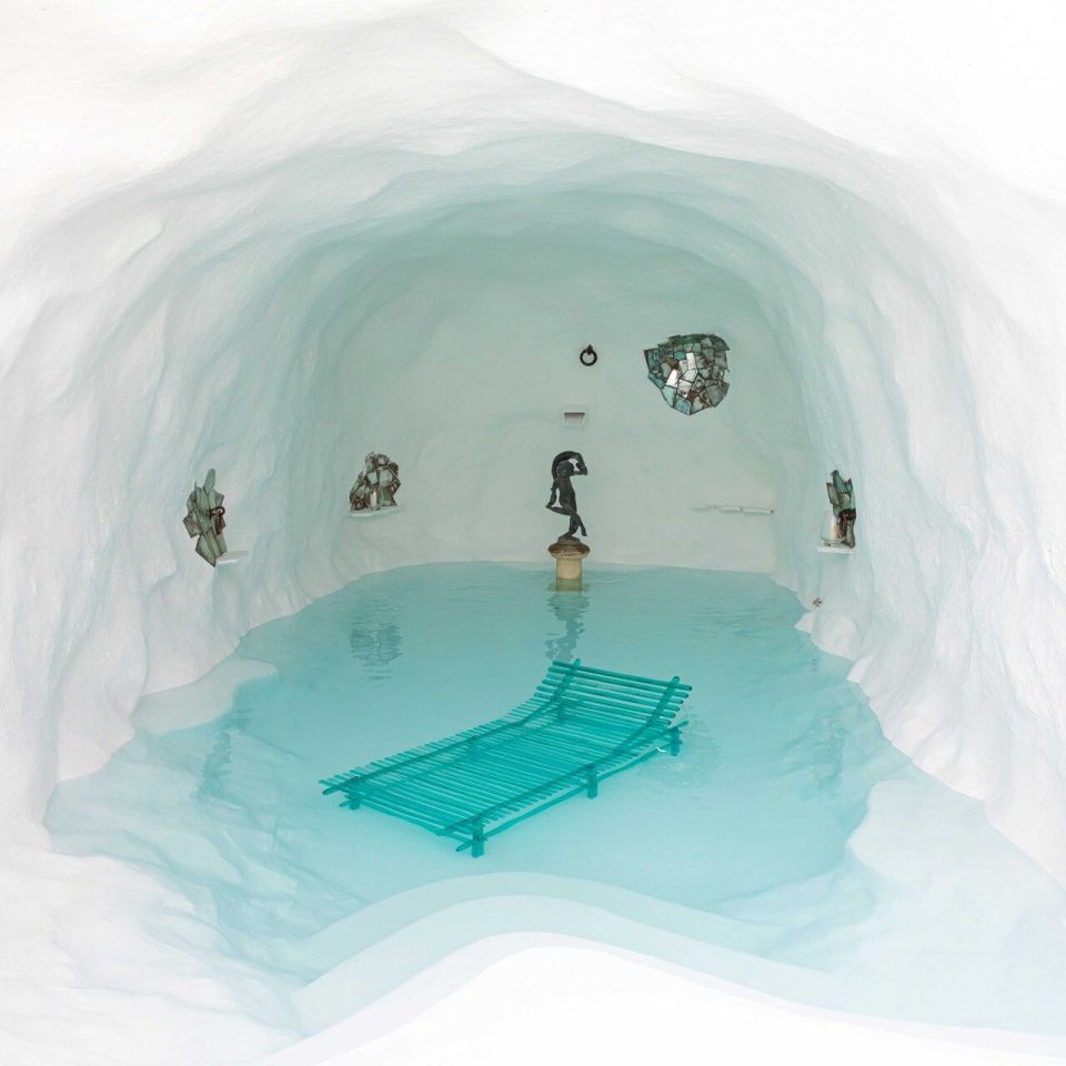   A&rsquo;mare . Il lettino della collezione di Jacopo Foggini immerso nella vasca realizzata dall&rsquo;artista Savvas Laz per il progetto della Grotta, nell&rsquo;approdo dell&rsquo;isola Li Galli. 