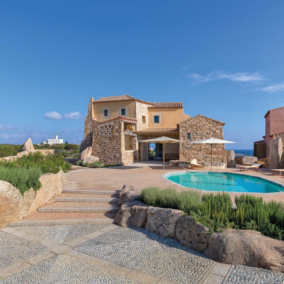  Il Faro. La villa progettata come una scultura abitabile dall&rsquo;architetto Savin Cou&euml;lle in Costa Smeralda. 